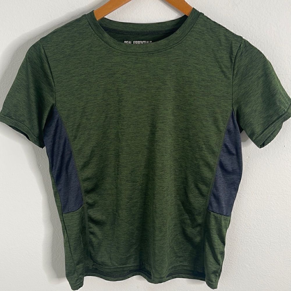 🌟3/20 real essentials short sleeve athletic shirt.  Size Boys Large.
